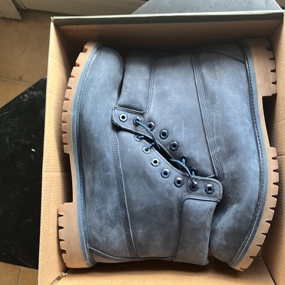 I am selling my size 11 timberlands because they are too big for me - Picture 2 of 7
